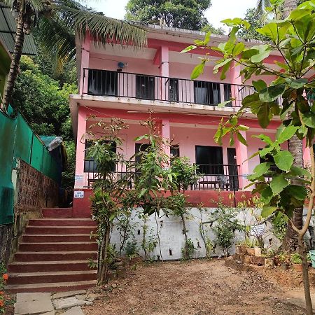 Est Hem Guesthouse อารัมบล ภายนอก รูปภาพ